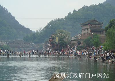 凤凰古城 · 沱江泛舟